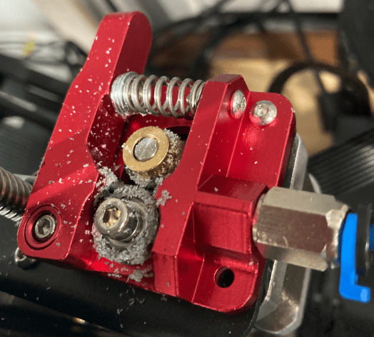as a result of clicking extruder collects dust and filament chips on it