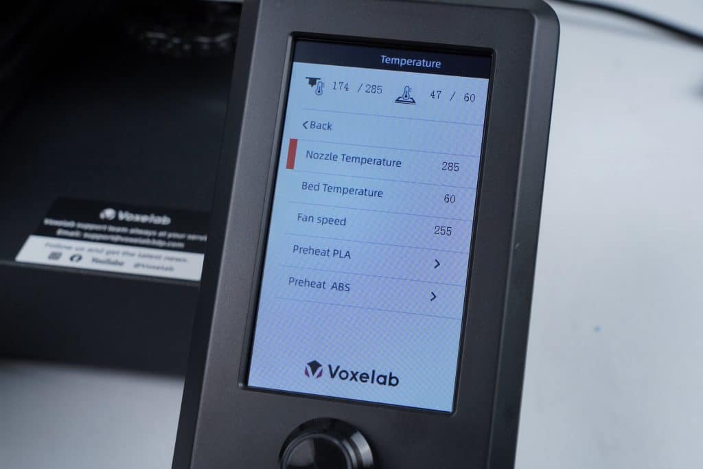 La pantalla de control de Voxelab Aquila S2 muestra la temperatura de la boquilla 